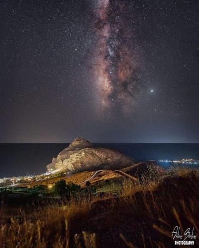a night view of the milky way over the ocean at Mariaeva Rooms in Léntas