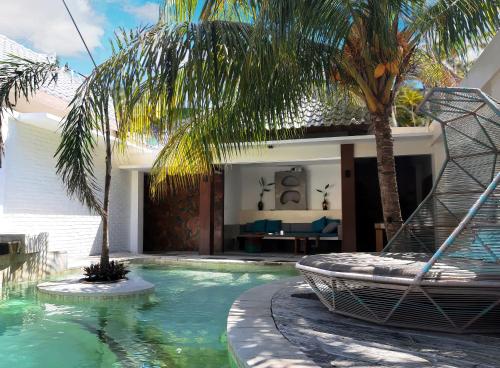 Bazén v ubytování The White Key Luxury Villas nebo v jeho okolí