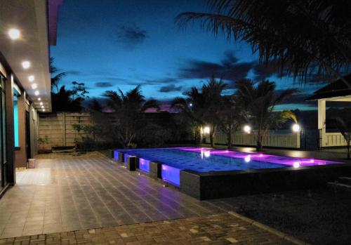 Bazén v ubytování Mandabelle villa tanjung lesung banten nebo v jeho okolí