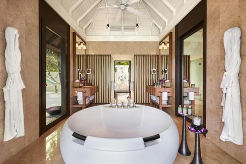 Ванная комната в Taj Exotica Resort & Spa