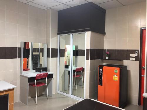 Kuchyň nebo kuchyňský kout v ubytování D5 Hotel สาขา มาบโป่ง