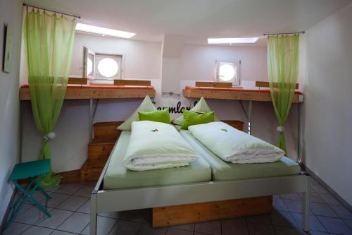 ein Krankenhauszimmer mit 2 Betten und 2 Spiegeln in der Unterkunft Bergwerksilo Herznach in Herznach