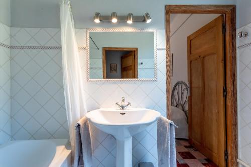 a bathroom with a sink and a mirror at Le Petit Champ in Buisson