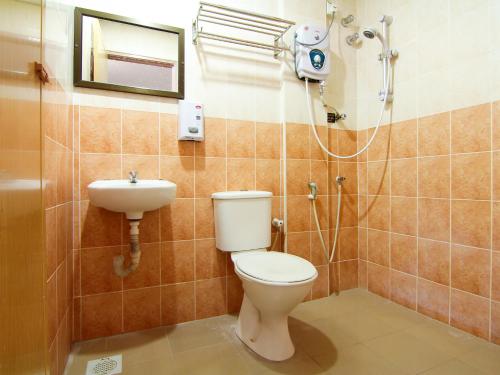 Bilik mandi di OYO 11343 Hotel Putra Iskandar