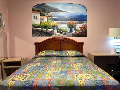 - une chambre avec un lit et une peinture murale dans l'établissement Griffith Park Motel, in Los Angeles Hollywood Area, à Glendale