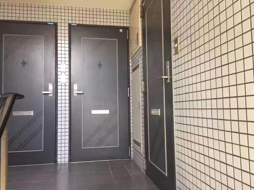 大阪的住宿－Bison House，浴室设有两扇门,浴室设有瓷砖墙壁