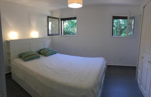 カルヴィにあるVilla REVE 12 personnesのベッドルーム1室(枕2つ、窓2つ付)