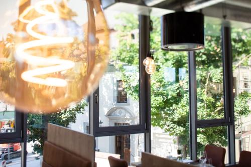 a window view of a restaurant with a chandelier at Schwan und Post Business Quarters in Bad Neustadt an der Saale