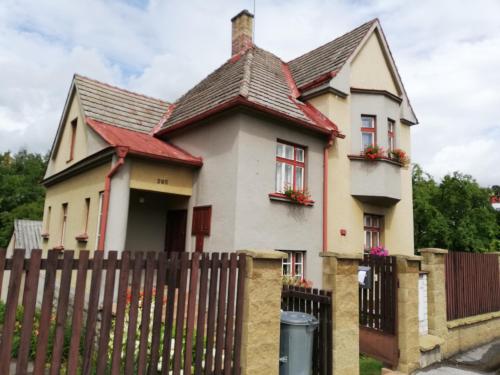 una casa con una valla delante de ella en Villa Oliva en Český Krumlov