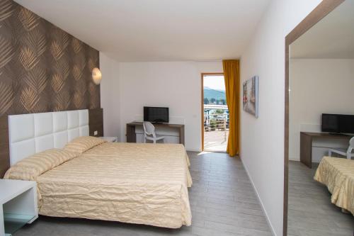 una camera con letto e balcone di Exclusive Suites Riva a Riva del Garda