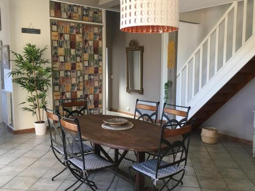 une salle à manger avec une table et des chaises en bois dans l'établissement La Casa Cantarana, au Teich