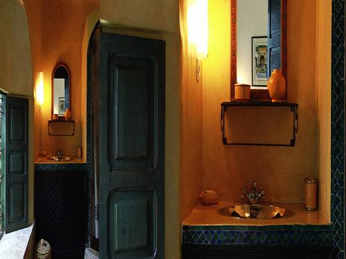 baño con lavabo y puerta verde en Riad Al Karama, en Marrakech