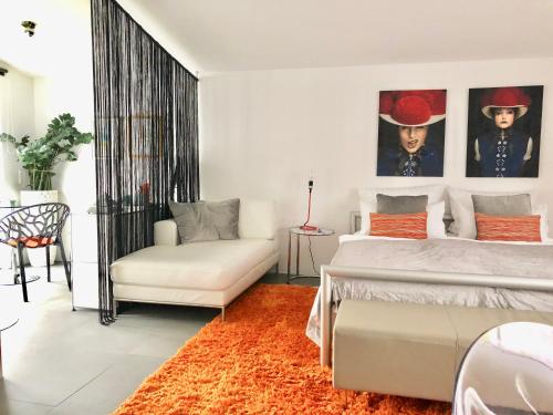 Un pat sau paturi într-o cameră la Modernes Studio auf der Sonnenterrasse