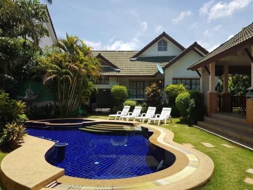 una piscina en el patio de una casa en Private Pattaya Resort en Nong Prue