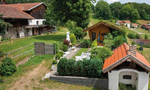 an aerial view of a house with a garden at Ferienwohnung Dichtl in Grafenau