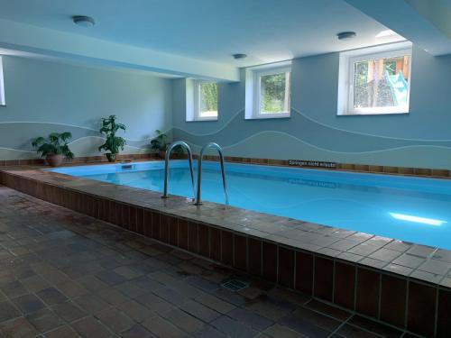 una gran piscina con paredes azules en Ferienwohnung Voges, en Bad Lauterberg