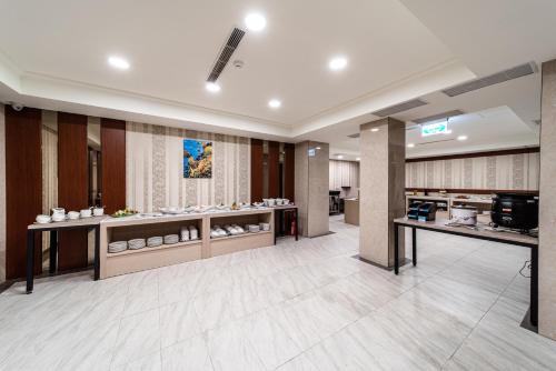 a large room with aasteryasteryasteryasteryasteryasteryasteryasteryasteryasteryastery at Fish Hotel - Yancheng in Kaohsiung