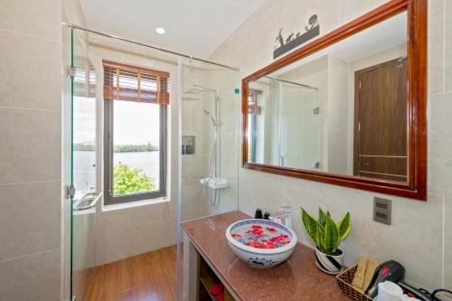Phòng tắm tại Phuc Hung Riverside Villa Hoi An