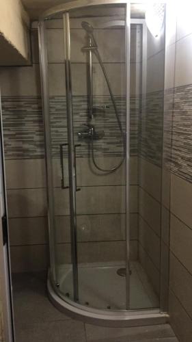 La salle de bains est pourvue d'une douche avec une porte en verre. dans l'établissement Valletta West Street Studio, à La Valette