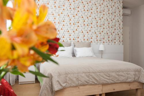 a bedroom with a bed with a wall at Apple Inn in Warsaw