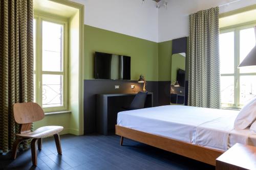 - une chambre avec un lit, une télévision et une cheminée dans l'établissement MODO Rooms & Suite Rome, à Rome