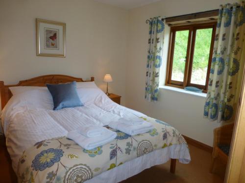 um quarto com uma cama com toalhas em Wagon House, Bookham Court em Dorchester