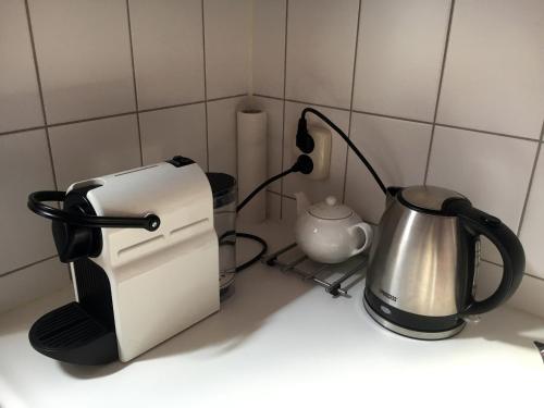 eine Küchentheke mit Toaster und Wasserkocher in der Unterkunft Bed & Office 050 in Groningen