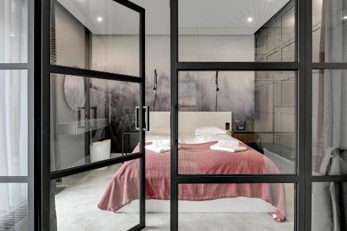 1 dormitorio con 1 cama con manta roja en Comfort Apartments Rajska, en Gdansk