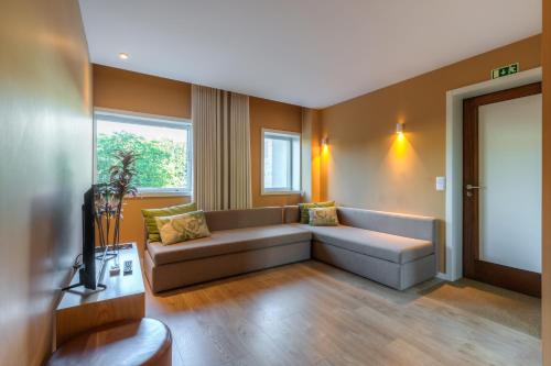 sala de estar con sofá y ventana en Spot Family Apartments, en Oporto