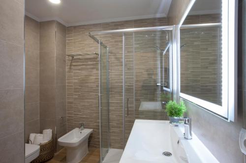 een badkamer met douche, wastafel en toilet bij SingularStays Seu Catedral in Valencia