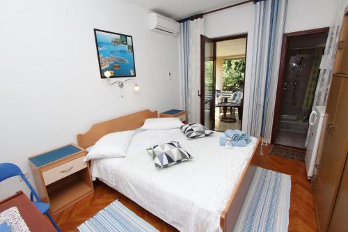 - une chambre avec un lit et 2 oreillers dans l'établissement Rooms And Apartment Pina, à Rovinj