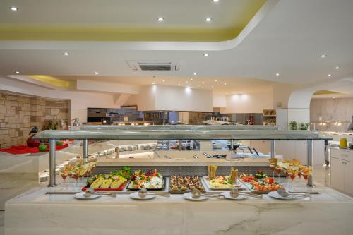 een buffet lijn met veel borden eten te zien bij Vantaris Palace in Georgioupolis
