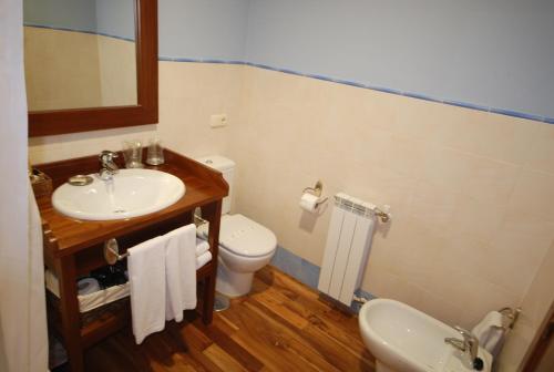 a bathroom with a sink and a toilet at Hotel Del Verde Al Amarillo in Peñasrubias de Pirón
