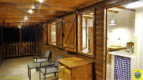 een kamer met stoelen en tafels in een hut bij Camping Yoghi e Bubu in San Giacomo