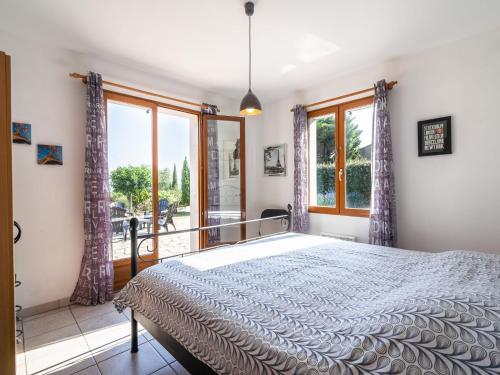 Ένα ή περισσότερα κρεβάτια σε δωμάτιο στο Relaxing Villa Near Lake & Beaches