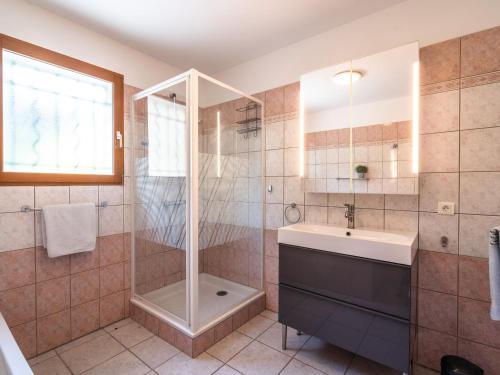 Ένα μπάνιο στο Relaxing Villa Near Lake & Beaches