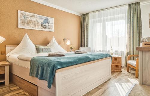 Кровать или кровати в номере Pension Linde Prerow