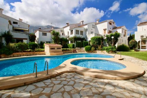 een zwembad voor een aantal huizen bij Las Moras II UL by CARLOSFERIEN in Denia