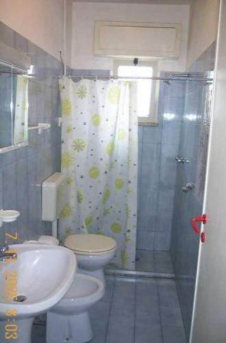 y baño con lavabo, aseo y ducha. en casa posto cantoro 1, en Marina di Pescoluse