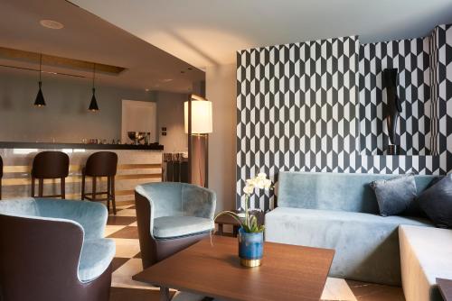 a living room with a couch and a table at Hotel Michelangelo in Carrara