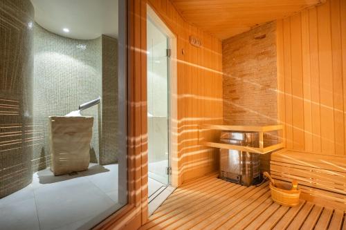bagno con doccia e porta in vetro di Grand Hotel Salsomaggiore a Salsomaggiore Terme