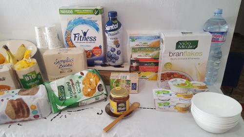 una mesa cubierta con alimentos y otros alimentos en Nuvola B&B, en Milán