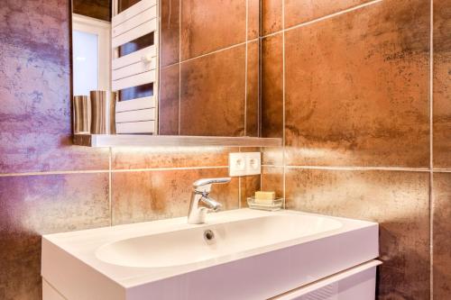 une salle de bain avec un lavabo blanc et un miroir dans l'établissement Superbe Appart 3ch Terrasse Vue sur Lyon et garage, à Lyon