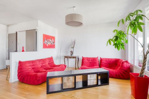 un salon avec des canapés rouges et une table dans l'établissement Superbe Appart 3ch Terrasse Vue sur Lyon et garage, à Lyon