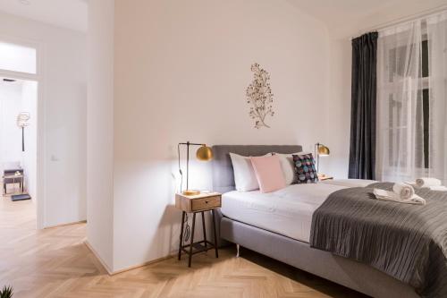 Una cama o camas en una habitación de Palais Schottentor