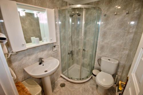 プラヤ・デル・イングレスにあるBonito Apartamento 105のバスルーム(シャワー、トイレ、シンク付)