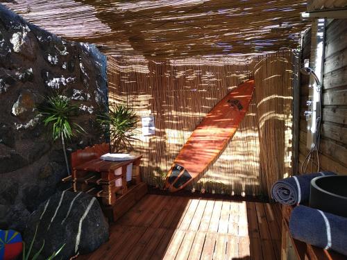 Фотография из галереи Bungalow cosy avec piscine surplombant l'océan в городе Bellemène