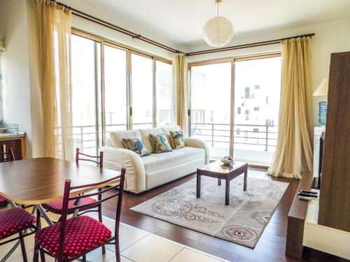 un soggiorno con divano e tavolo di RiX Sunny Apartments a Kyrenia