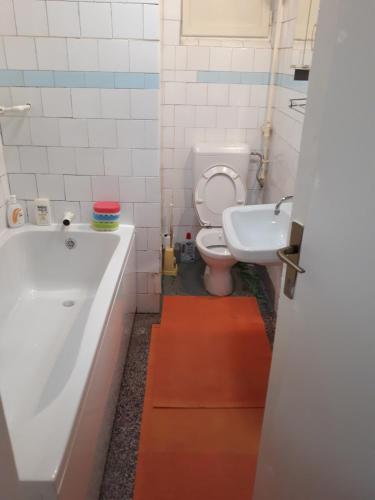 ein Badezimmer mit Badewanne, Toilette und Waschbecken in der Unterkunft Triangle in Sarajevo