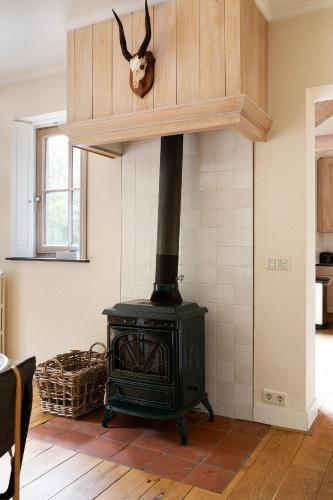 a kitchen with a stove with a antelope head on the wall at Bosvilla Kennemerduinen in IJmuiden